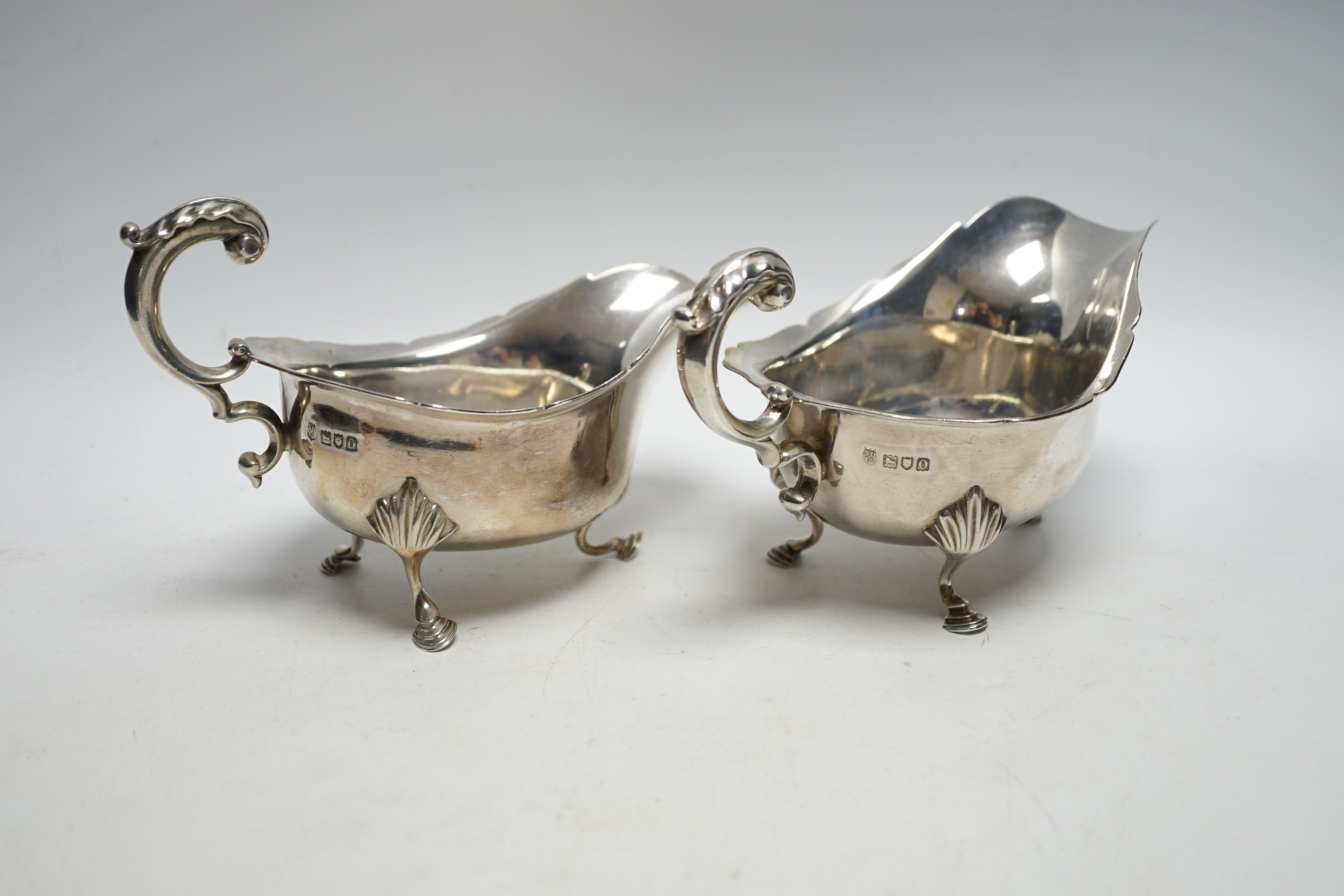 A pair of Edwardian silver sauceboats, Stewart Dawson & Co Ltd, London, 1909, length 18.1cm, 18.8oz.